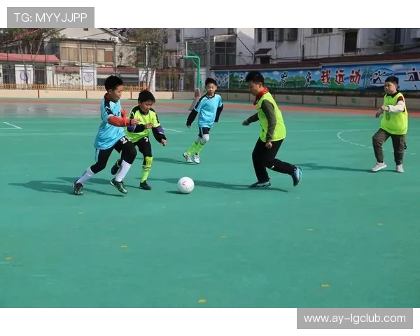 感恩节西南足球赛精彩回顾 球场上的拼搏与团结展示无限魅力